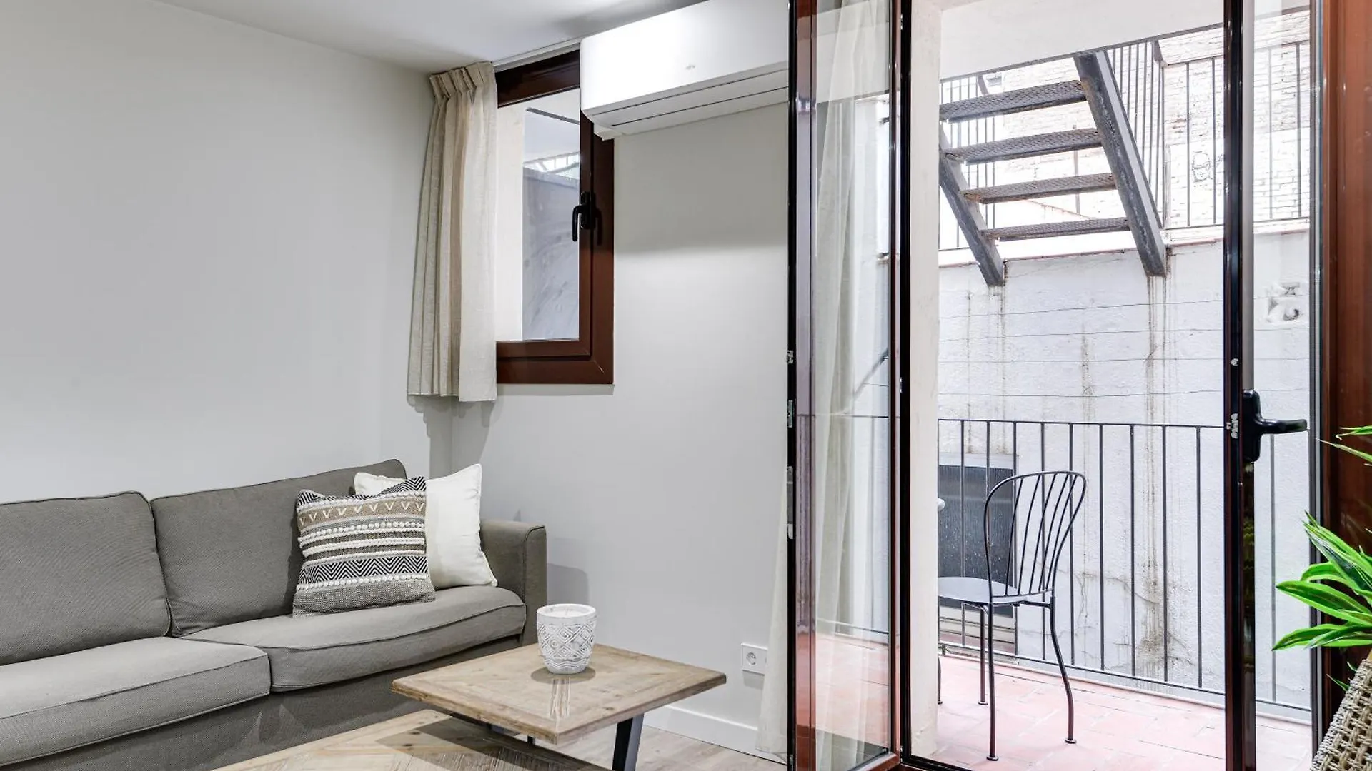 Lucasland Apartments Barcelona 0*,  Spanien